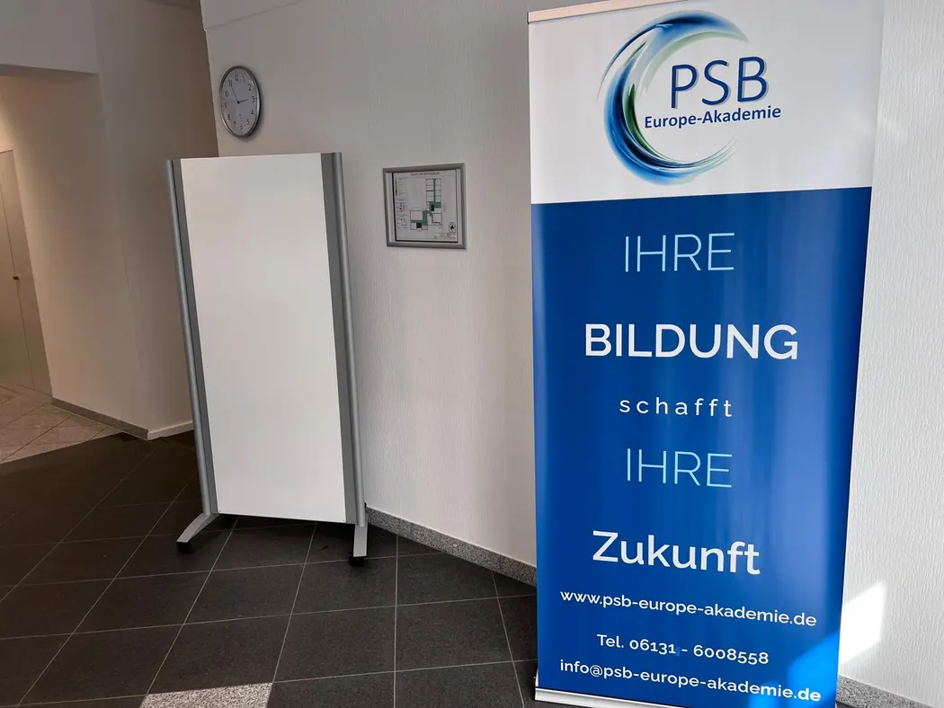 Empfangsbereich mit PSB Europe Akademie Aufsteller