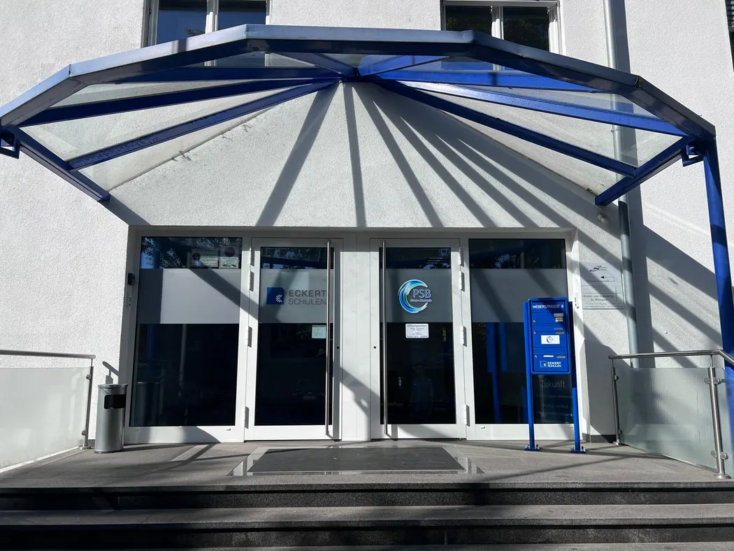 Frontansicht des Eingangs zum Standort Mainz